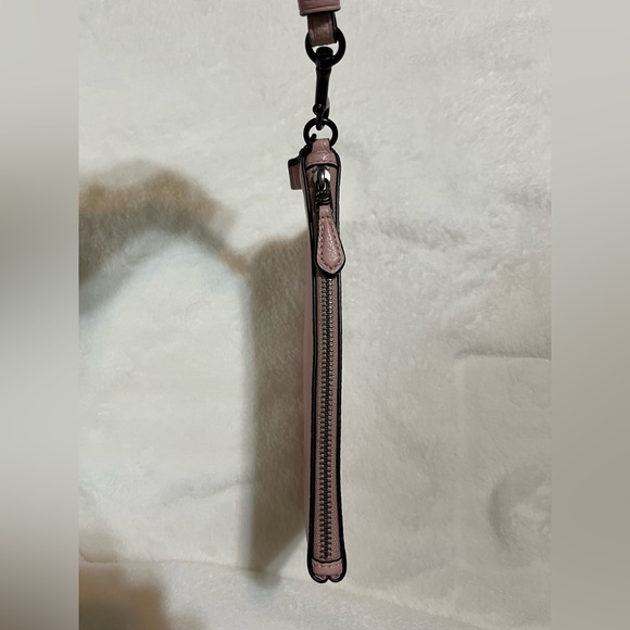 Like new Coach Large Pouch pebbled leather wristlet blush pink - Picture 4 of 11